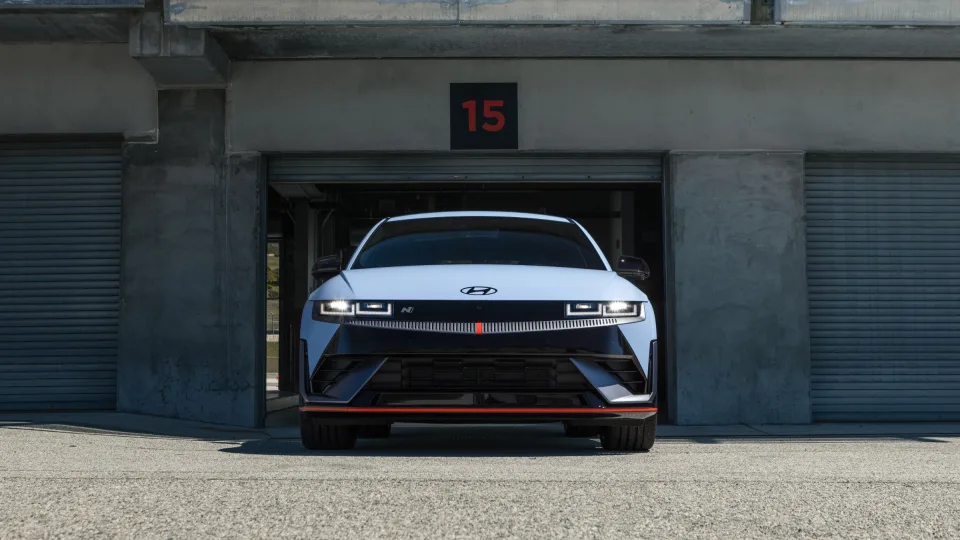 Sportiški elektriniai automobiliai: ekspertai pasakė, kam jie gali suteikti daugiausia džiaugsmo