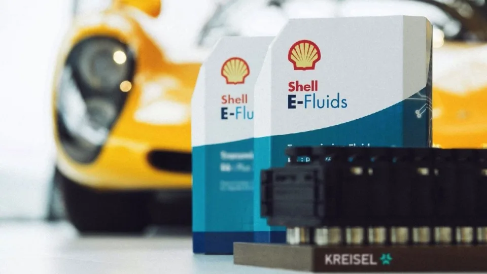 Elektromobilių rinkos revoliucija: „Shell“ sukūrė skystį, leidžiantį elektromobilį įkrauti per mažiau nei 10 minučių
