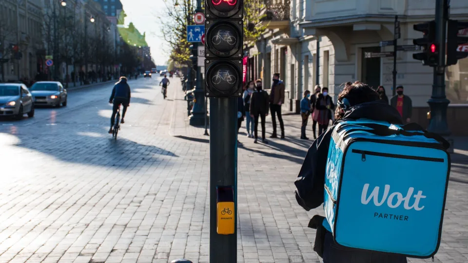 Rugsėjis miestų gatves pavertė chaotiškomis, „Wolt“ imasi kurjerių švietimo dėl saugumo