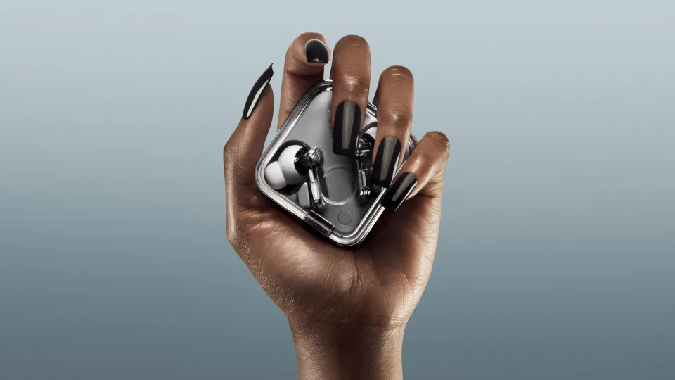 „Nothing“ pristatė naujuosius „Ear (3)“ belaidžius ausinukus su „Super Mic“ technologija pokalbiams