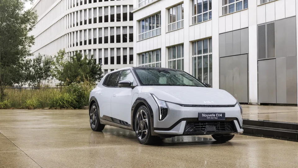 Pirmieji „Metų automobilis 2026“ dalyviai: į kovą stoja „BYD Sealion 7“, „Mazda 6e“ ir futuristinis „Kia EV4“