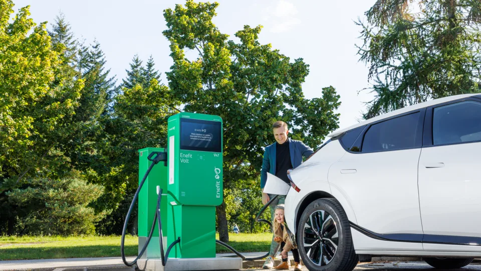 Vilniuje įrengtos dar dvi naujos įkrovimo stotelės, vienu metu bus galima įkrauti dar 4 elektromobilius