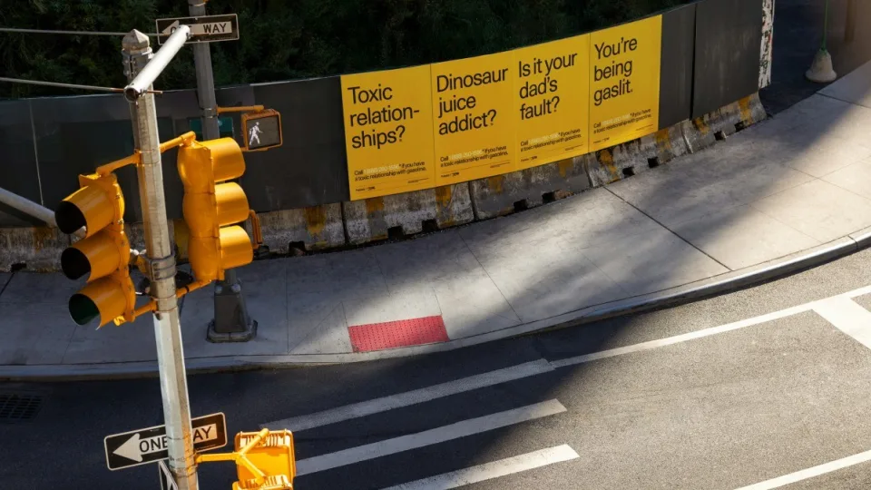 Nauja reklama šokiruoja vairuotojus: nauja kampanija daužo benzino eros mitus be jokių pagražinimų