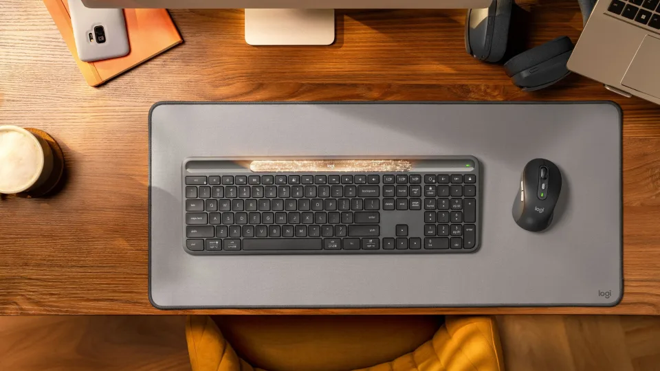 Pristatyta „Logitech Signature Slim Solar+ K980“ belaidė klaviatūra, kuri pati pasikrauna nuo šviesos