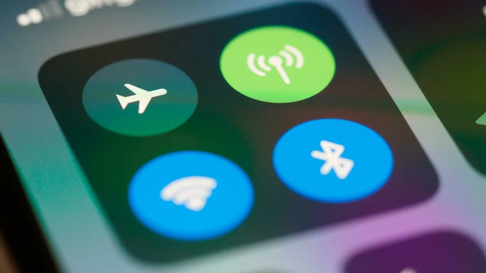 Skrydžio režimo pabaiga? Štai kas laukia mūsų telefonų ore ir kodėl tai svarbu kiekvienam keleiviui