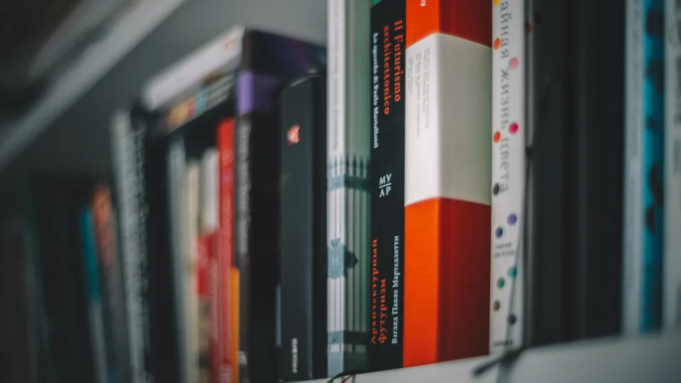 Faktai tampa niekam nebeįdomūs, kodėl žmonės vis labiau tiki įvairiomis sąmokslo teorijomis?