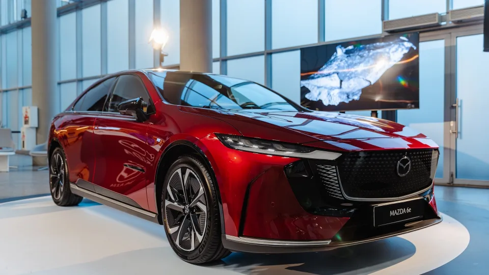 „Mazda“ pristatė elektromobilį, kuris atrodo kaip meno kūrinys: 479 km be įkrovimo ir išskirtinis dizainas