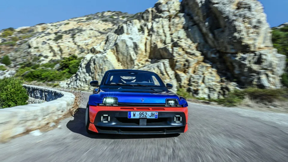 Legendinis „Renault“ grįžta su trenksmu: elektrinis „Turbo 3E“ įsibėgėja iki 100 km/h greičiau nei „Porsche“