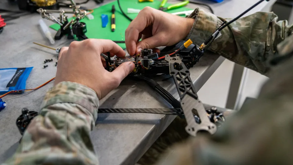 Kariškiai sugrįžo į mokyklą: slaptos treniruotės KTU laboratorijose, atskleista, kaip ugdomi dronų meistrai