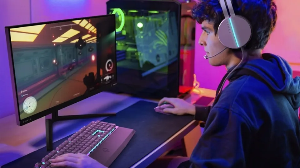 „Philips“ pristatė naująjį „Evnia“ serijos žaidimų monitorių, kuris skirtas siekiantiems tik pergalių