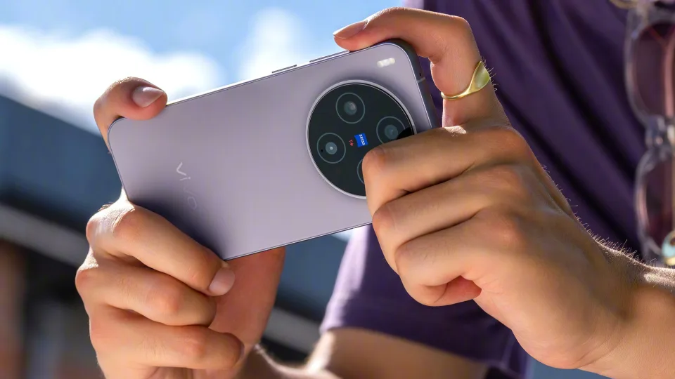 „Vivo“ pristatė „X300“ serijos išmaniuosius telefonus su „MediaTek“ lustais ir atnaujintomis kameromis