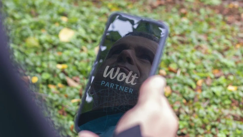 „Wolt“ atskleidė, kaip veikia jų algoritmai: kas iš tiesų sprendžia, ką matote ekrane – žmogus ar mašina?