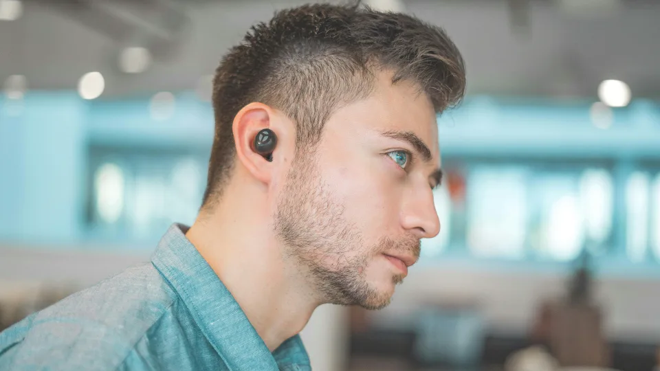 Naudojate belaidžius ausinukus? Specialistai įspėja apie nematomą grėsmę, tai būtina žinoti daugeliui