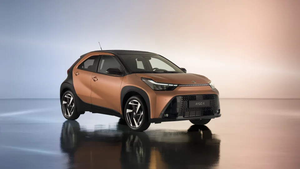 Naujasis „Toyota Aygo X“ jau Lietuvoje: mažas, hibridinis ir drąsiai spiriantis į sportinių SUV teritoriją
