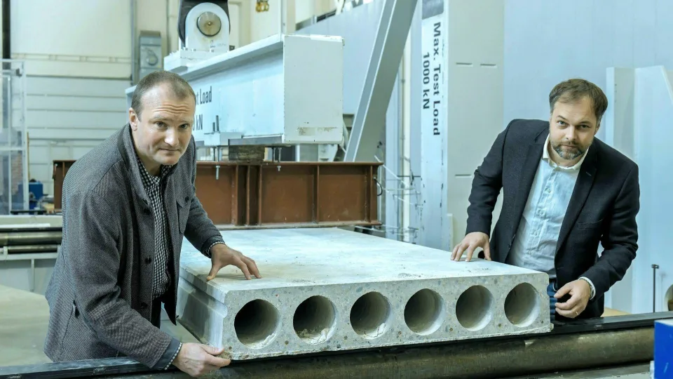 Tyliai lūžtantis betonas: mokslininkai aiškinasi, kodėl net tvirčiausios konstrukcijos ima byrėti