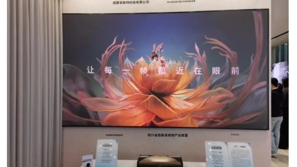 Pirmasis toks ekranas pasaulyje: „Fister“ sukūrė įspūdingą ekraną, kuris neblunka nuo šviesos