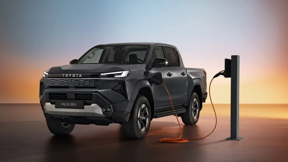 „Toyota“ pristato visiškai naują „Hilux“ modelį: legendinis automobilis pasikeitė neatpažįstamai