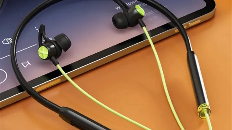 Daugelis atsisako belaidžių ausinukų ir renkasi šį sprendimą, įvardintos tokio sprendimo priežastys