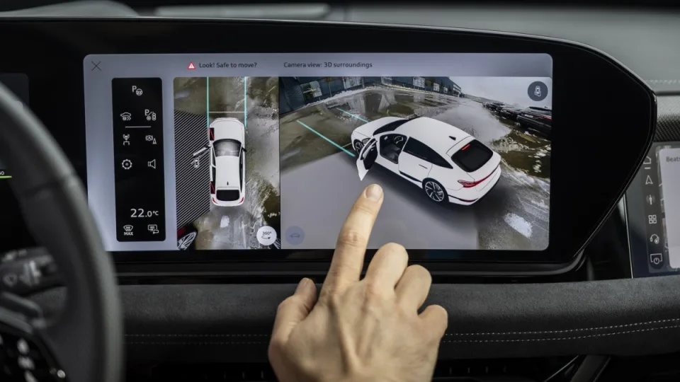 Naujieji „Audi“ modeliai žengia į kitą lygį: slydimas suvaldomas, o parkavimas vyksta su telefonu