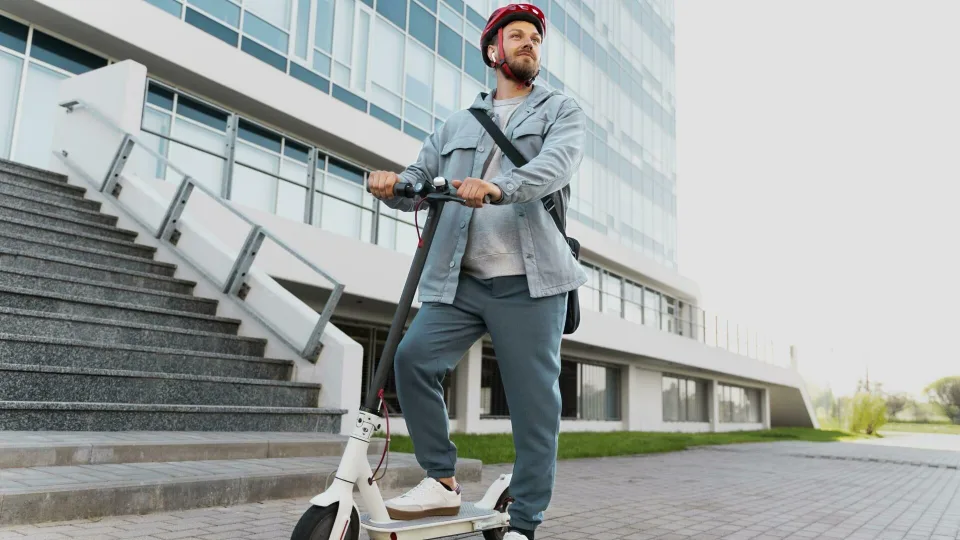 Svarbūs KET pokyčiai: kitąmet šalmai taps privalomi visiems elektrinių mikrojudumo priemonių vairuotojams