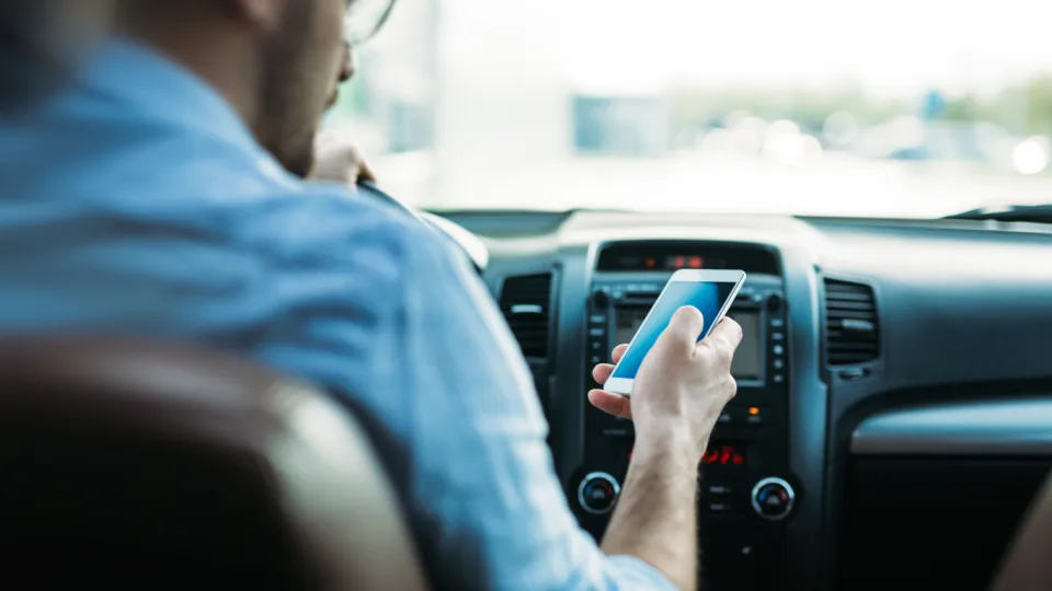 Daugiau nei pusė lietuvių vairuodami griebiasi telefono: ekspertė įvardijo, kas slypi už šio pavojingo įpročio