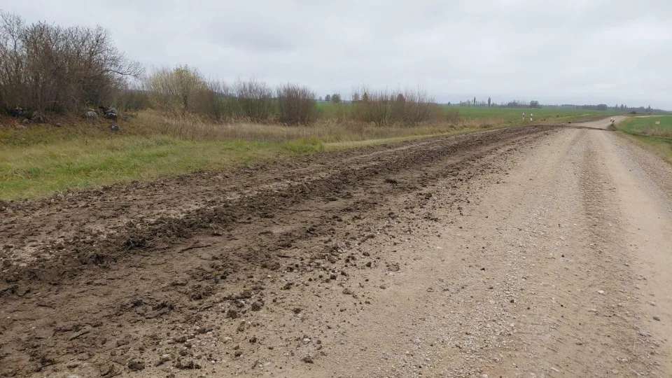 Nematoma grėsmė ant asfalto: įspėja, jog žemės ir žvyro likučiai gali tapti nelaimės priežastimi