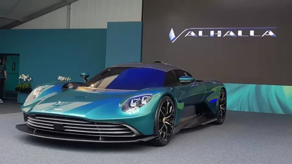 Elektromobilių rinkoje patriukšmauti ketina ir „Aston Martin“: ruošiamas pirmasis elektrinis visureigis, aiškėja kada debiutuos