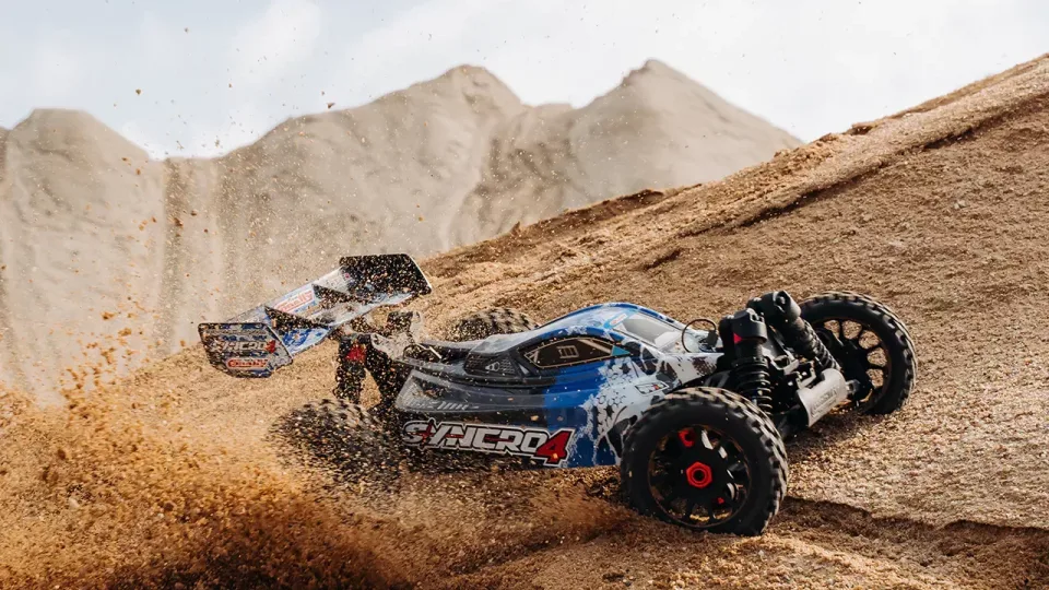 „Team Corally“ pristato naująjį „Syncro-4“ bagį: už mažiau nei 400 eurų pasiūlys patvarumą, didesnį nei 80 km/h greitį ir keletą skirtingų dizaino opcijų