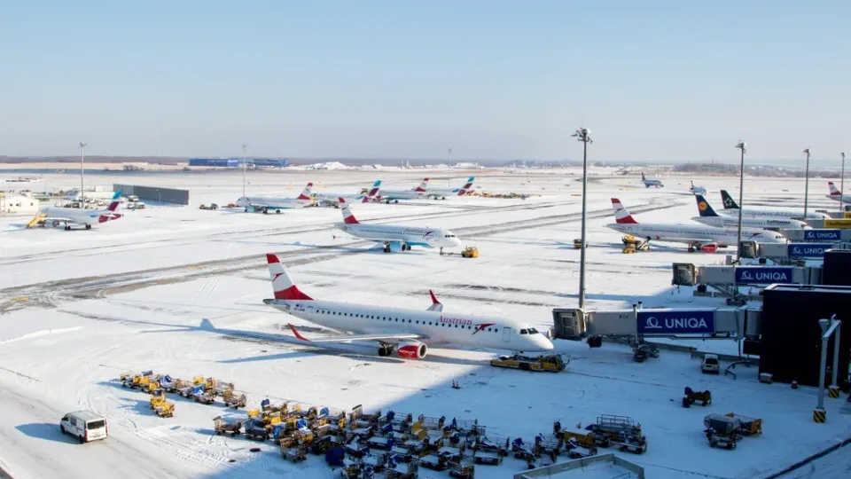 Žiemiški orai neapleidžia Europos: dėl gausaus snygio laikinai uždarytas Vienos oro uostas