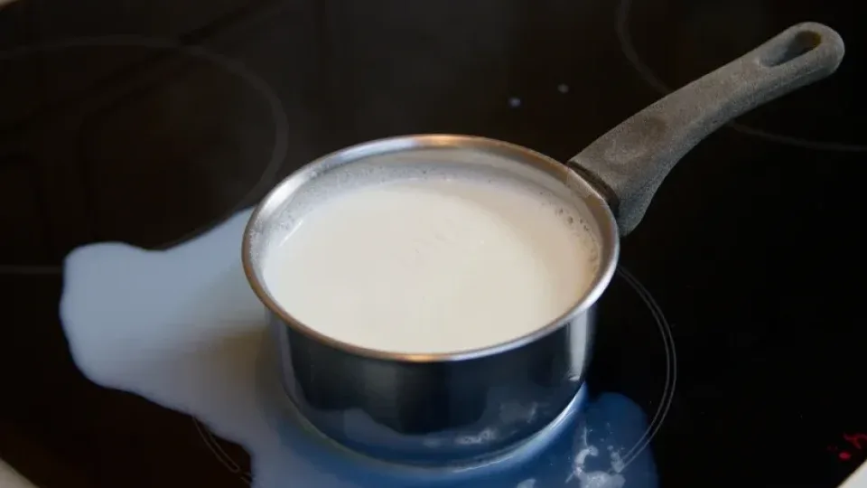 Močiutės gudrybė, apie kurią pamiršo daugelis: paprastas triukas, kaip išvengti pieno išbėgimo