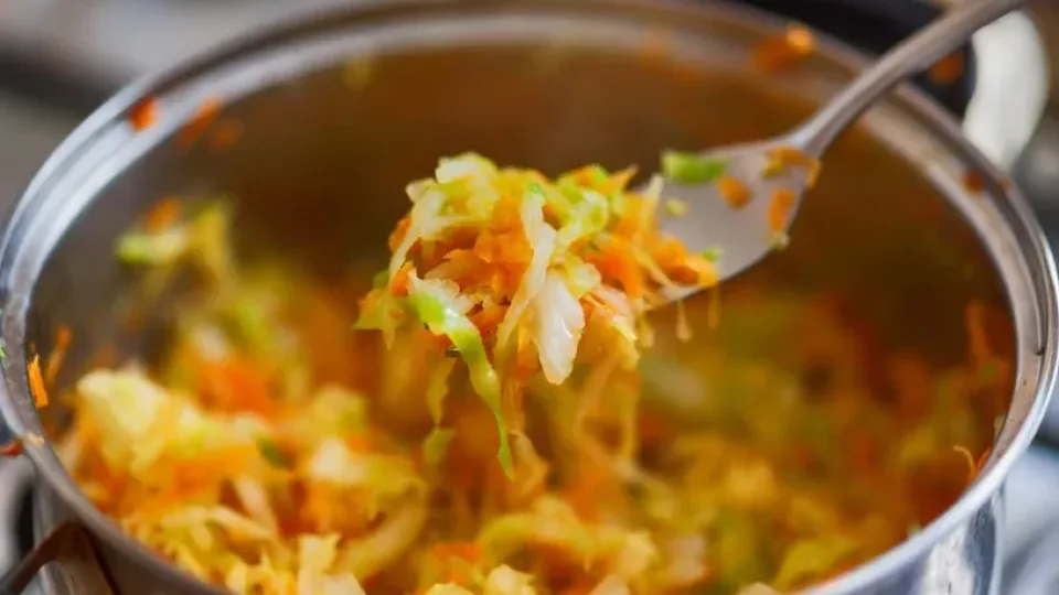 Virtuvės paslaptis, kurią daugelis pamiršo: taip kopūstai tampa minkšti ir gražios spalvos