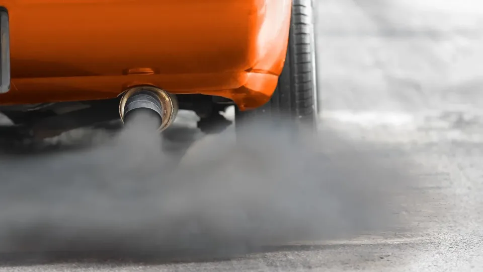 Automobilių gamintojams skamba pavojaus varpai: Europos Sąjungos baudos už taršą gali tapti mirtinu smūgiu