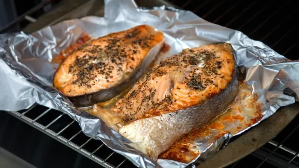 Orkaitėje kepta žuvis skanesnė nei restorane: paprasta taisyklė, kuri leis mėgautis puikiu rezultatu