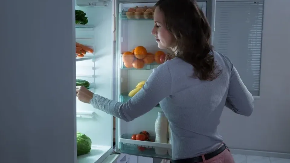 Ką valgyti prieš miegą, kad kūnas dėkotų: mokslas atskleidė netikėtinus pasirinkimus