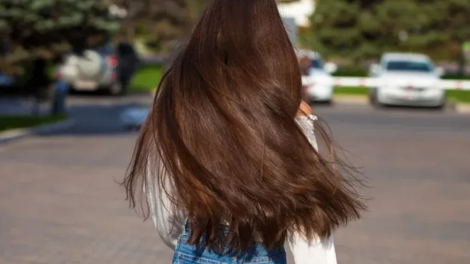 Vienas paprastas namų metodas, kuris per kelias savaites sustiprino plaukus