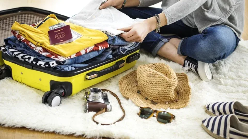 Keliaujate į užsienį? Ši finansinė priemonė gali išgelbėti nenumatytoje situacijoje