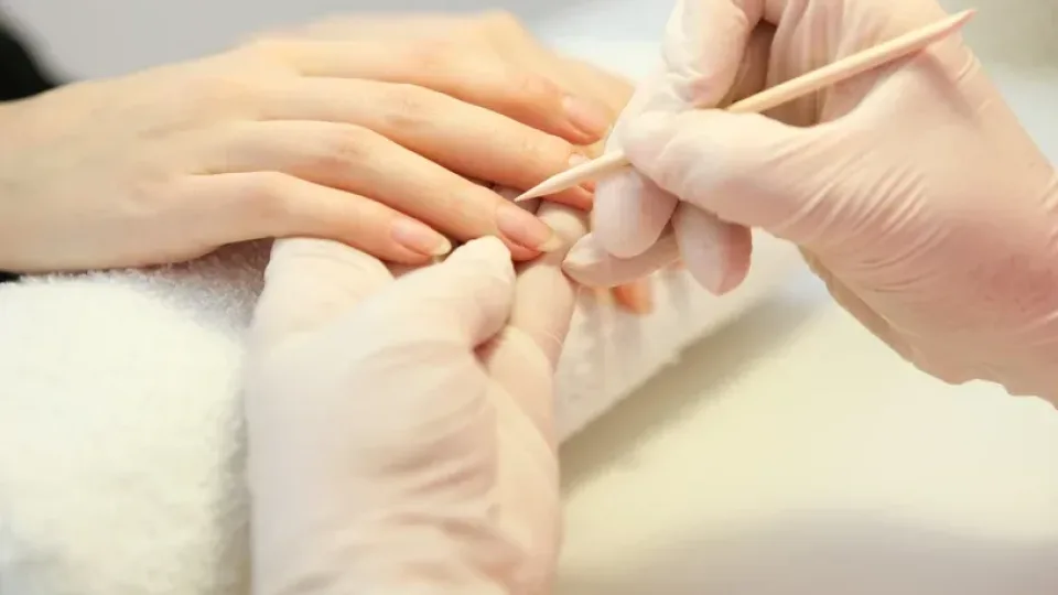 Jis buvo vadintas kiču, bet dabar vėl madingas: šis manikiūras pavergė vasaros podiumus