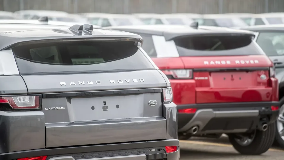 Sustojusi gamyba ir milijardiniai nuostoliai: „Jaguar Land Rover“ dar neatsigauna po didžiausios krizės istorijoje