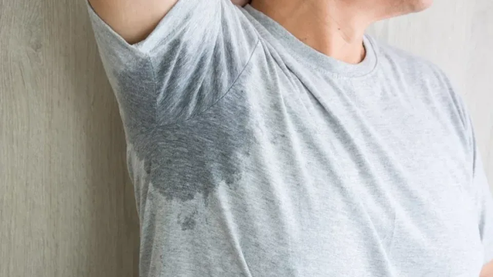 Pageltę prakaito dėmės ant baltų marškinėlių? Paprastas būdas atgaivinti net seniausius drabužius