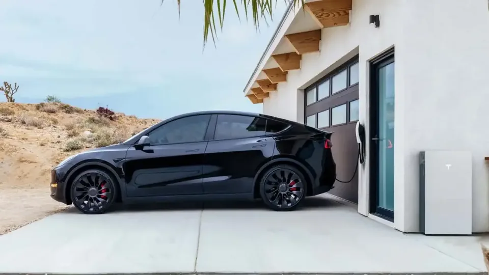 Tvari energija iš praeities: senos elektromobilių baterijos maitina dirbtinį intelektą ir duomenų centrus