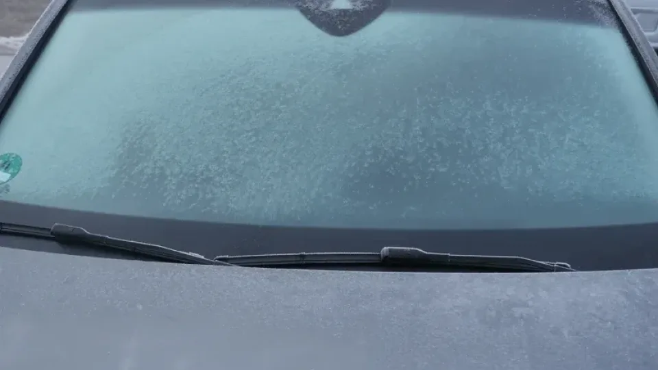 Žiemos košmaras ryte: kaip greitai išlaisvinti prišalusius valytuvus jų nesugadinant