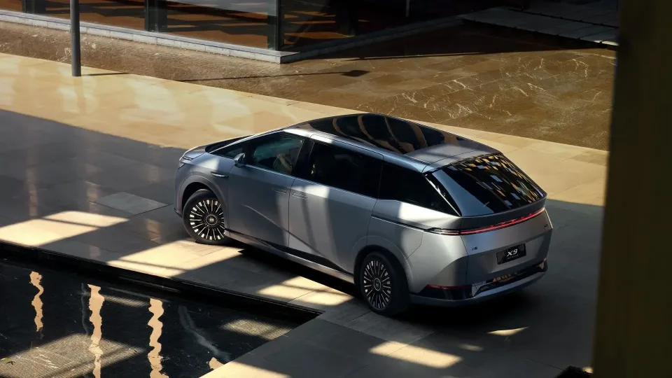Naujasis „XPeng X9“ elektromobilis nustebins daugelį: 740 km be sustojimo ir žaibiškas įkrovimas