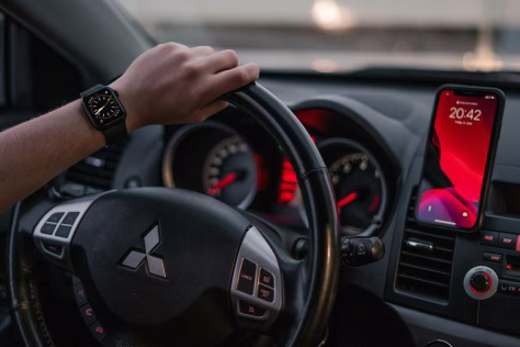 „Rivian" pristato „Apple Watch" programėlę: automobilis dabar valdomas tiesiai nuo riešo