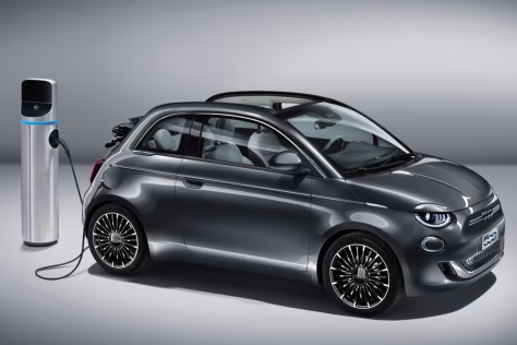 Elektrinis „Fiat“ mažylis tapo niekam nereikalingu: „Stellantis“ stabdo naujojo „500 EV“ modelio gamybą, ją atnaujinti ketinama tik kitąmet