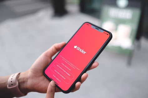 Pavargot nuo „Tinder“? Studentas meta iššūkį pažinčių programėlėms su kitokiu modeliu