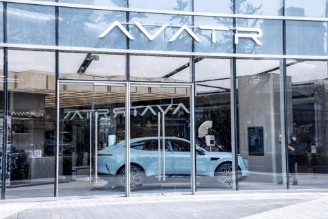 „Huawei“ suvienijo jėgas su Kinijos automobilių milžinais: prekyboje pasirodė pirmasis elektromobilis, kuris aprūpintas išskirtiniais „Huawei“ sprendimais