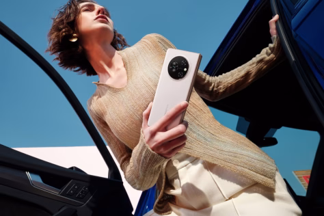 Sulenkiamų telefonų rinkoje – dar vienas naujokas: „Tecno“ pristatė pirmąjį savo sulenkiamą išmanųjį telefoną