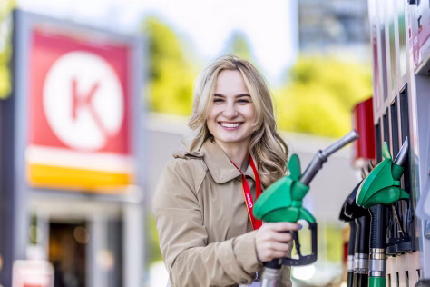 Lietuvoje ir vėl pinga degalai: degalų kainos per savaitę sumažėjo kiek mažiau nei procentu