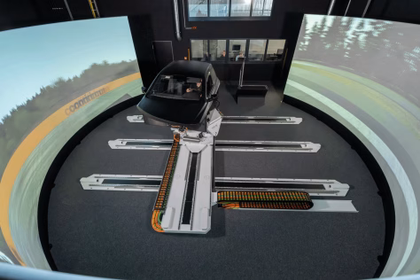 „Continental“ testuoja naują važiavimo simuliatorių: pažangi sistema leis gerokai sutrumpinti naujų modelių kūrimo laiką