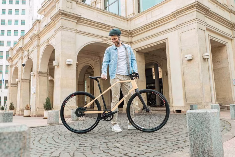 Rumunų startuolis pristatė išskirtinį elektrinį dviratį: lengviausias pasaulyje elektrinis dviratis, pagamintas iš bambuko